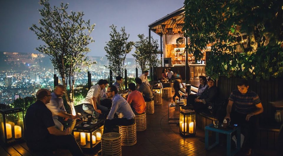 Cafe Malam Dengan Pemandangan Kota Terbaik di Surabaya untuk Pengalaman Tak Terlupakan