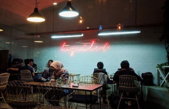 Cafe Malam Terbaik di Indonesia dengan View Malam Hari yang Megah dan Menawan — Top Nighttime Cafés with Spectacular Views and Ambience