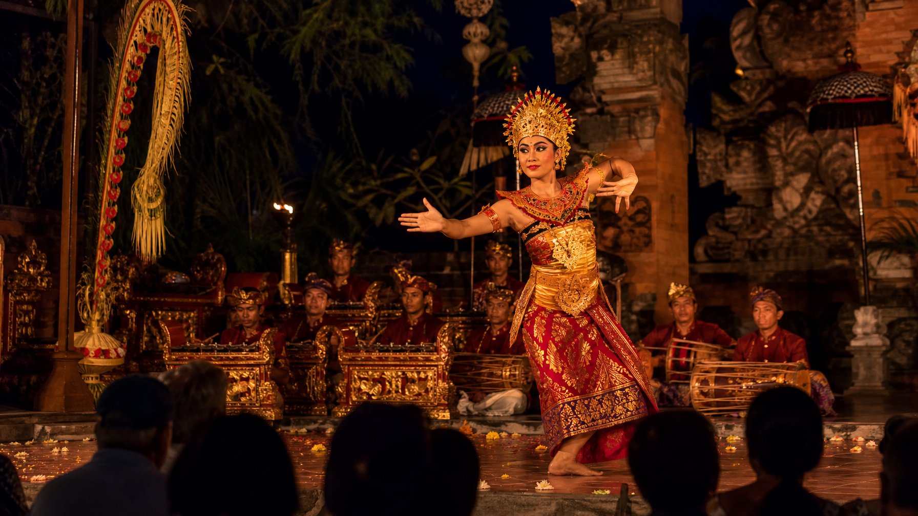 Atraksi Seni Pertunjukan Tradisional Malam Hari di Ubud Bali