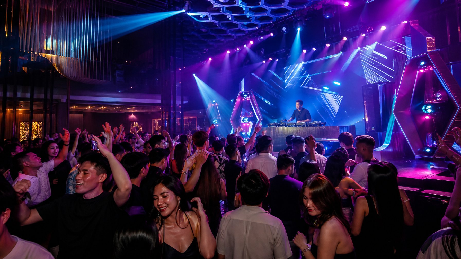 Fenomena Live DJ dan Pesta Musik Elektronik di Klub Malam Kota Besar Indonesia